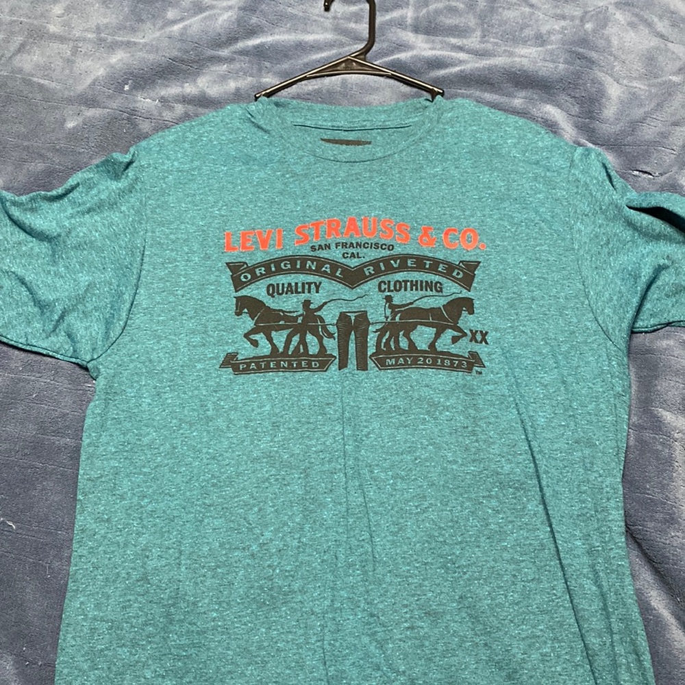 Levi stratuss & co logo tshirt